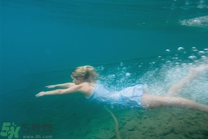 吃完晚飯可以立即游泳嗎？吃完飯游泳對身體好嗎？