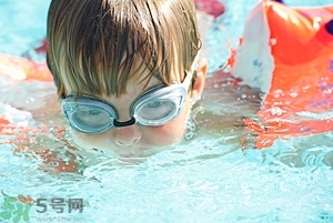 吃完晚飯可以立即游泳嗎？吃完飯游泳對身體好嗎？