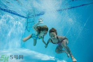 游完泳身上癢怎么回事？游泳完身上癢該怎么辦？