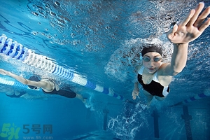 游完泳身上癢怎么回事？游泳完身上癢該怎么辦？