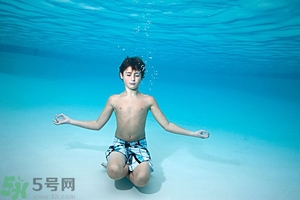 吃完晚飯可以立即游泳嗎？吃完飯游泳對身體好嗎？