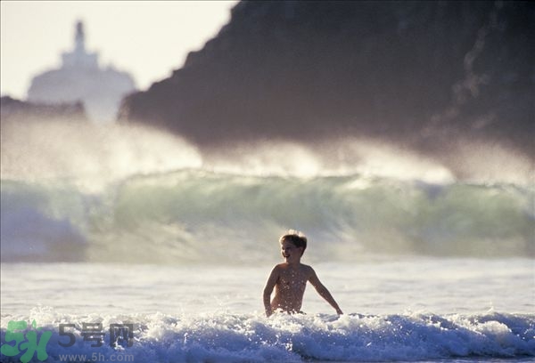 游泳不帶泳鏡可以嗎？在水下可以睜開眼睛嗎？