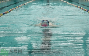 吃完晚飯可以立即游泳嗎？吃完飯游泳對身體好嗎？