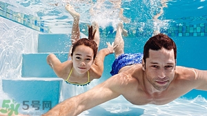 游泳不帶泳鏡可以嗎？在水下可以睜開眼睛嗎？