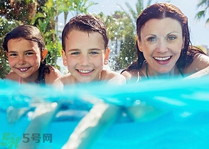 游泳不帶泳鏡可以嗎？在水下可以睜開眼睛嗎？