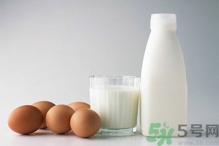 喝牛奶拉肚子怎么回事？?如何預(yù)防喝牛奶拉肚子呢？