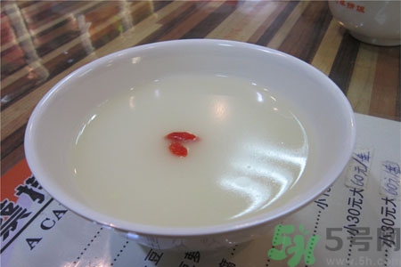 嬰兒能喝米湯加牛奶嗎？嬰兒喝米湯有什么好處？