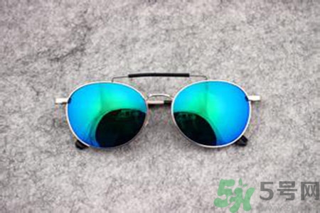 戴墨鏡看得見紅綠燈嗎？墨鏡怎么看紅綠燈？