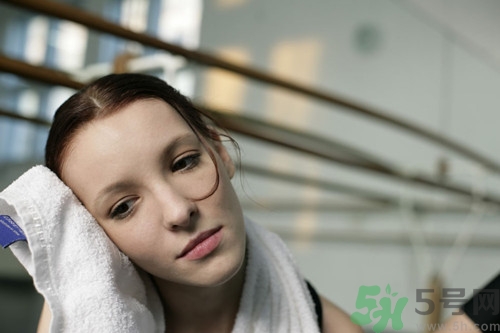 出汗后可以吹空調(diào)嗎?大量出汗后吹空調(diào)會(huì)感冒嗎 出汗后可以吹空調(diào)嗎?大量出汗后吹空調(diào)會(huì)感冒嗎