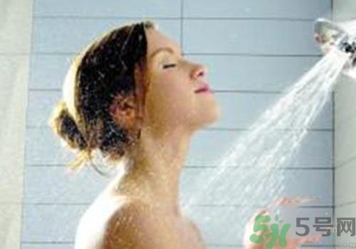 冷水洗澡好還是熱水洗澡好？冷水洗澡好不好？