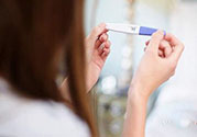 用驗(yàn)孕棒測出懷孕但是來月經(jīng)是怎么回事？