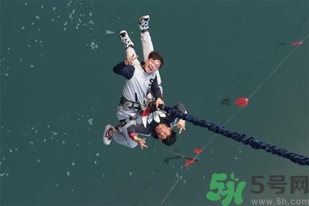 蹦極可以兩個人一起跳嗎？蹦極需要注意什么？