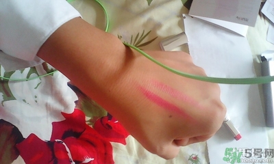 蘭芝雙色唇膏真假怎么辨別?蘭芝雙色唇膏真假辨別圖 蘭芝雙色唇膏真假怎么辨別?蘭芝雙色唇膏真假辨別圖