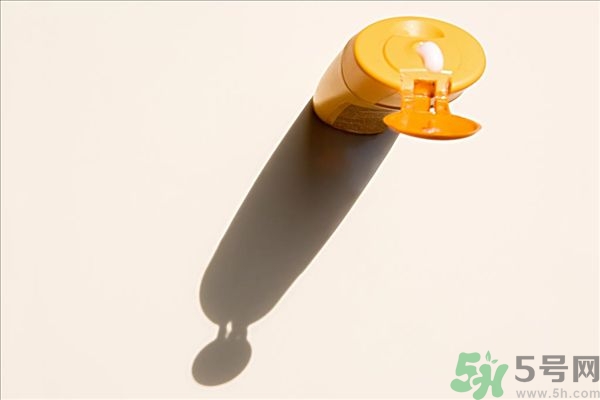 防曬霜會堵塞毛孔嗎？防曬霜需要卸妝嗎？