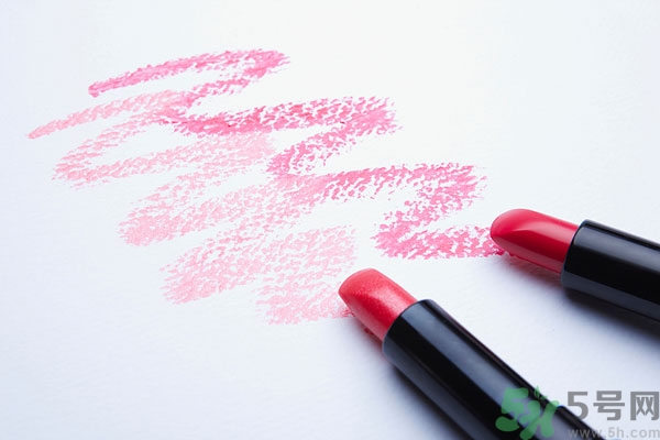 夏天用口紅好還是唇彩好？涂口紅會色素沉淀嗎？
