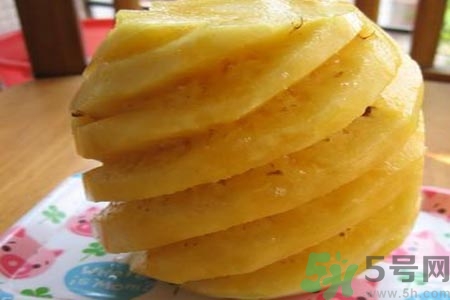 菠蘿為什么要用鹽水泡？吃菠蘿用不用泡鹽水？