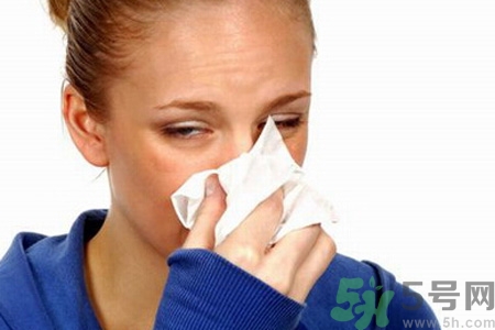 鼻炎能用生理鹽水清理鼻腔嗎？鼻炎能不能用生理鹽水清理鼻腔？
