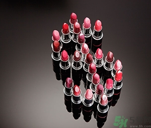 夏天用口紅好還是唇彩好？涂口紅會色素沉淀嗎？