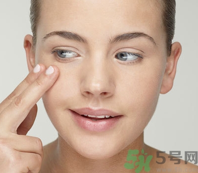 化妝怎么遮住黑眼圈？眼睛黑眼圈怎么化妝？