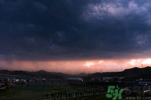 下雨打雷可以玩電腦嗎?打雷上網(wǎng)沒事吧 下雨打雷可以玩電腦嗎?打雷上網(wǎng)沒事吧