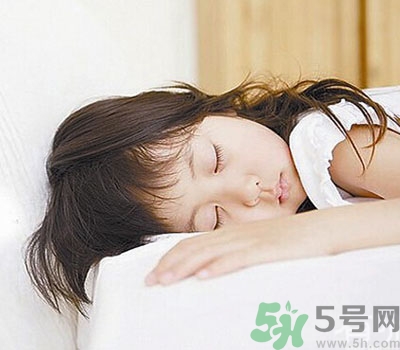 夏季睡覺(jué)空調(diào)開(kāi)多少度？夏季睡覺(jué)空調(diào)開(kāi)多少度？