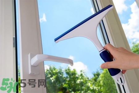 擦玻璃小竅門方法是什么？擦玻璃的小竅門有哪些？