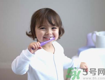 口腔潰瘍能用鹽水漱口嗎嗎?鹽水漱口能治口腔潰瘍嗎 口腔潰瘍能用鹽水漱口嗎嗎?鹽水漱口能治口腔潰瘍嗎