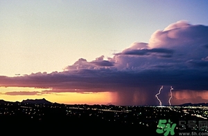 打雷可以撐傘嗎？打雷可以玩筆記本電腦嗎？