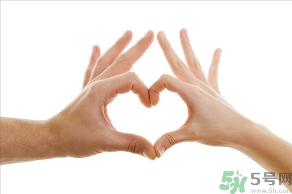 手上長小疙瘩怎么辦？手上長小疙瘩很癢是怎么回事？