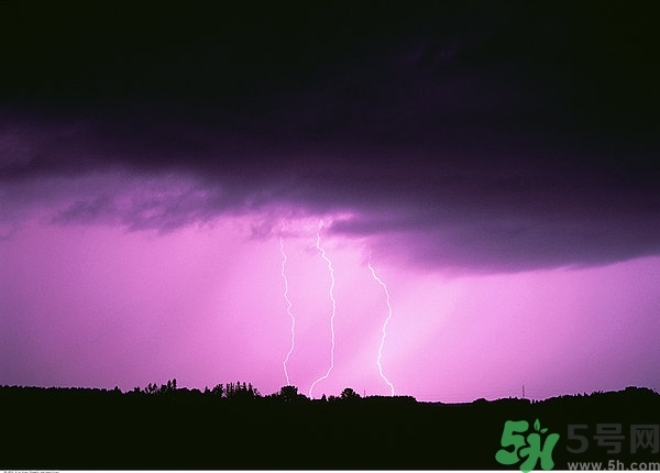 打雷可以撐傘嗎？打雷可以玩筆記本電腦嗎？