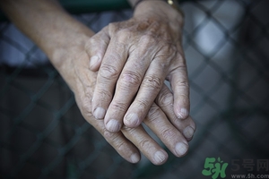 手上長小疙瘩怎么辦？手上長小疙瘩很癢是怎么回事？