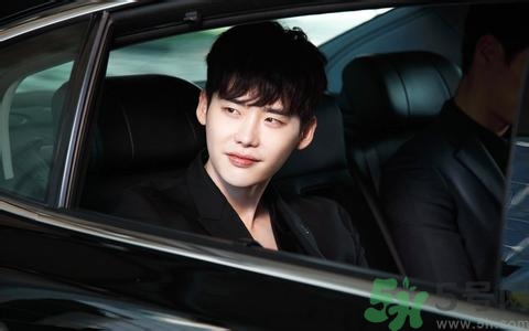 李鐘碩開(kāi)的什么車？姜哲開(kāi)的什么車？