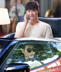 李鐘碩開的什么車？姜哲開的什么車？