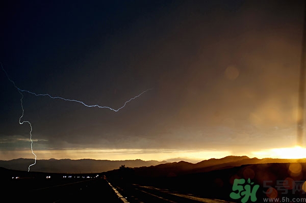 打雷的時候帶耳機聽歌好嗎?打雷的時候能戴耳機嗎 打雷的時候帶耳機聽歌好嗎?打雷的時候能戴耳機嗎
