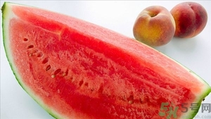 桃子和西瓜一起吃會中毒嗎？桃子和西瓜不能一起吃嗎？