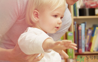 寶寶走路外八字怎么辦？寶寶走路外八字該如可矯正？