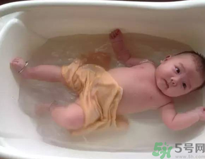 給寶寶洗澡是飯前好還是飯后好？寶寶洗澡愛哭鬧怎么辦？