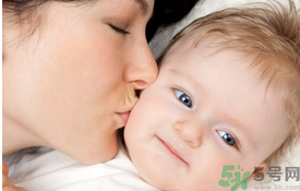 給寶寶洗澡是飯前好還是飯后好？寶寶洗澡愛哭鬧怎么辦？