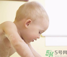 給寶寶洗澡是飯前好還是飯后好？寶寶洗澡愛哭鬧怎么辦？