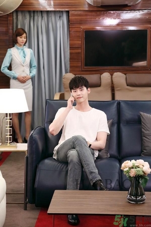 李鐘碩戴什么手表？姜哲戴的什么手表？