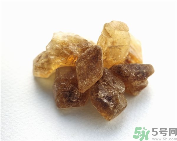 黃冰糖和白冰糖哪個好?黃冰糖和白冰糖的區(qū)別 黃冰糖和白冰糖哪個好?黃冰糖和白冰糖的區(qū)別