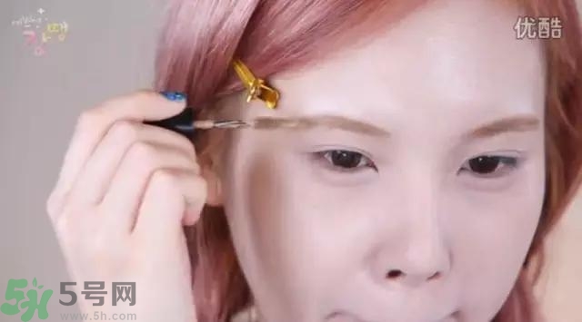 戴眼鏡怎么化妝？眼鏡妝怎么畫(huà)