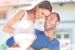 女生喜歡成熟的男生嗎？女生喜歡成熟穩(wěn)重的類型嗎？