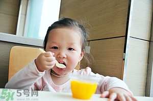 寶寶咳嗽能吃果凍嗎？寶寶多大可以吃果凍？