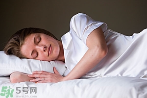 女生趴著睡對乳房好嗎？女生趴著睡對胸部有什么壞處？