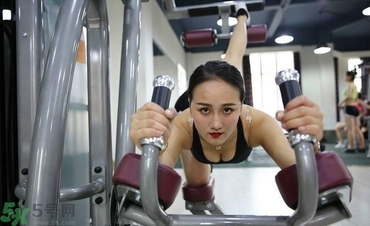 女生跑步機減肥速度多少合適？女生去健身房減肥做哪些器械？