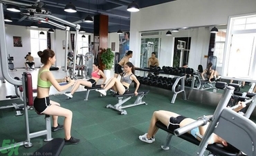 女生可以練腹肌嗎？女生怎么練腹?。?></p><h4>2、動(dòng)作分析</h4><p>練腹肌最常見的方法是做仰臥起坐，但是只做仰臥起坐是大不到鍛煉效果的，所以接下來(lái)綜合分析一下練腹肌的速成動(dòng)作。第一，可以將雙手俯撐在第地上，雙腳并攏，然后左右跳；第二，坐在地上并腿抱膝，重復(fù)進(jìn)行這個(gè)動(dòng)作；第三，將雙肘曲放在地上，像做俯臥撐那樣，用左右膝蓋去碰對(duì)應(yīng)邊的手肘；第四，平躺在地上，上腹卷曲，雙腿翹起，用雙手去碰膝蓋，重復(fù)這個(gè)動(dòng)作。</p><p style=