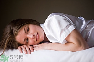 女生趴著睡對乳房好嗎？女生趴著睡對胸部有什么壞處？