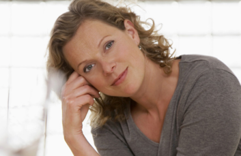 女人絕經(jīng)前的癥狀以及年齡？治療女人絕經(jīng)的小偏方