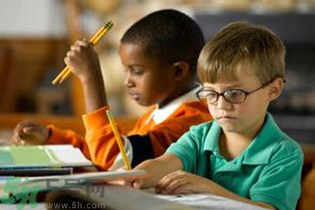 近視眼是什么？近視眼的癥狀有哪些？